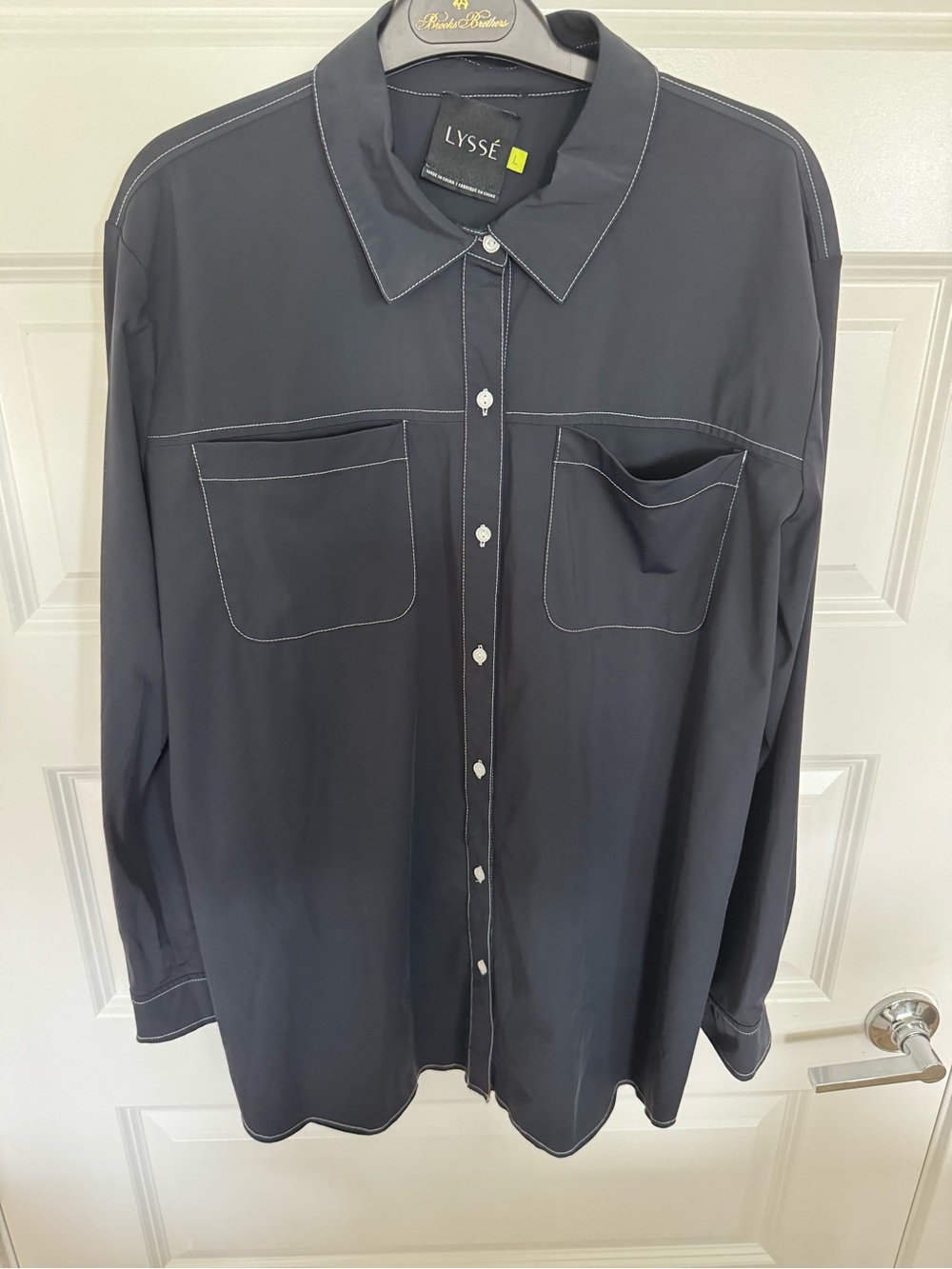 Lysse, Nylon/Spandex, black/white stitch, wrinkle—resistant,button down. Sz L
